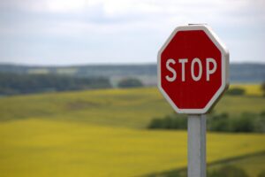 ヒゲ脱毛の通院間隔が空くときのクリニック選びで注意すべきポイントは？